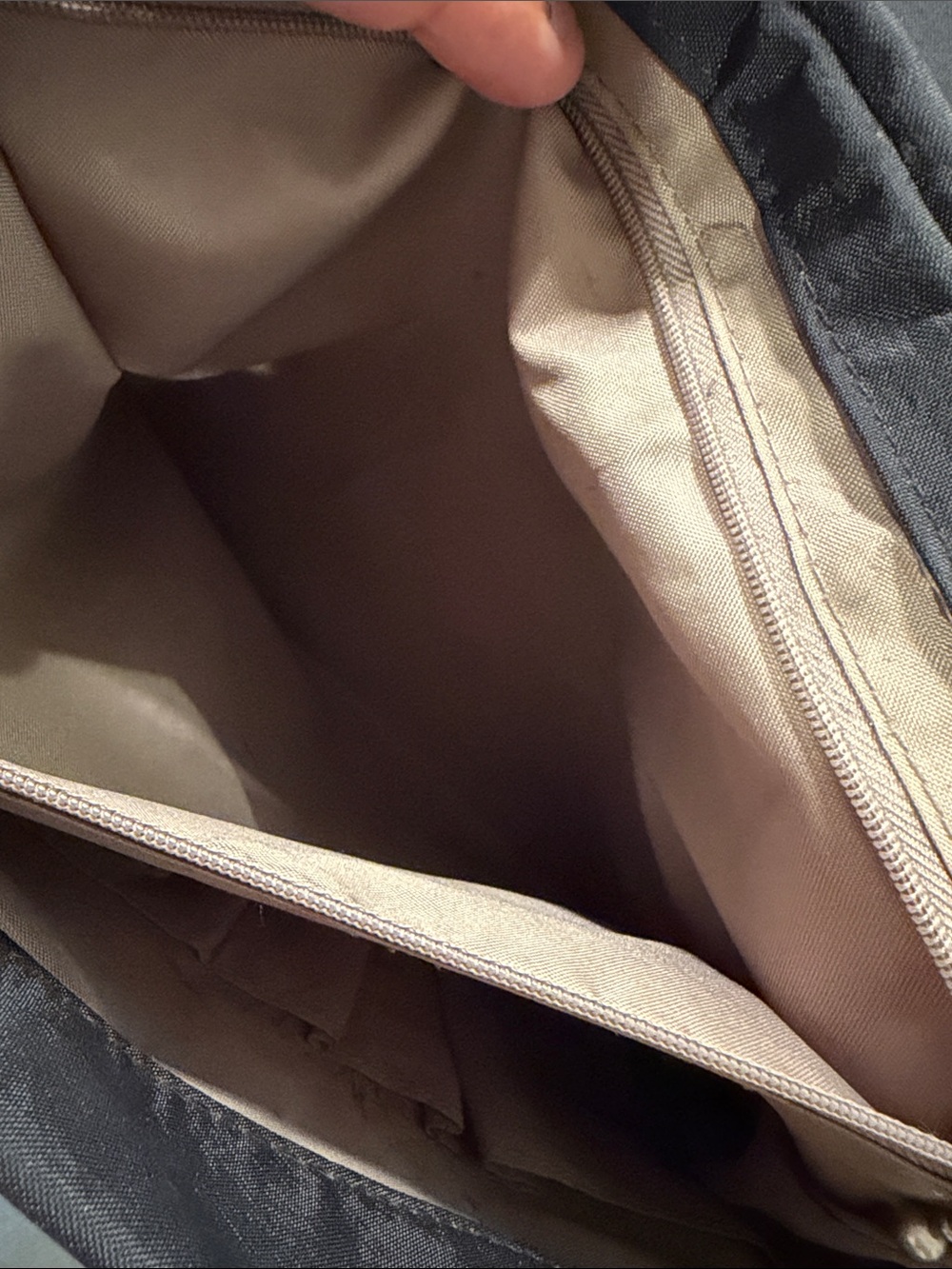 Baggallini cute little studded nylon bag with cc slots and multi zip pockets - Picture 4 of 5